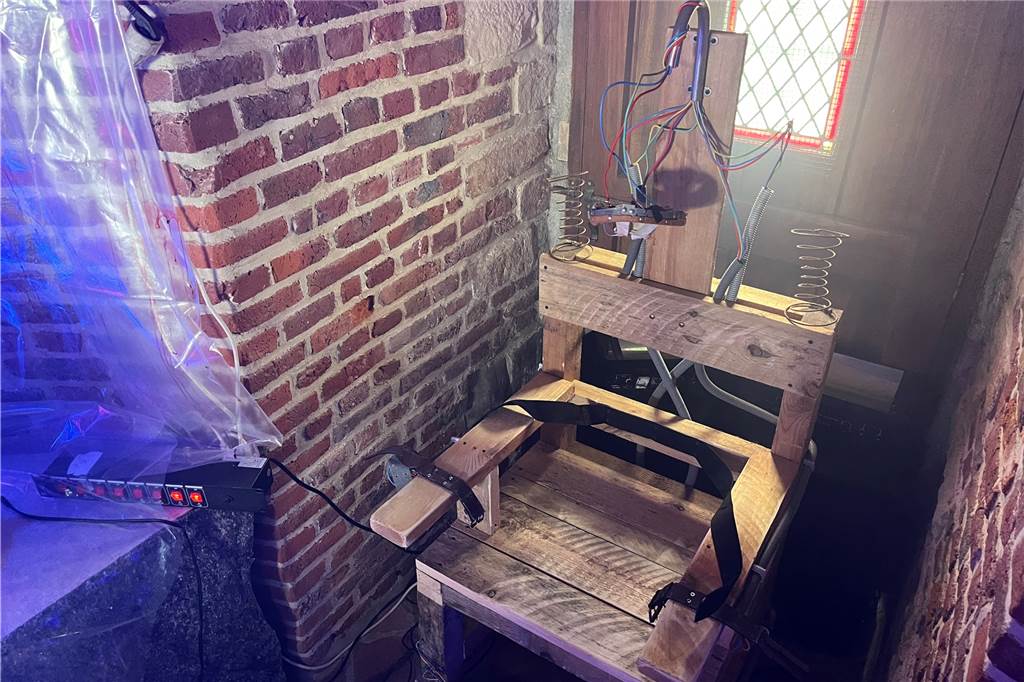 Halloween in Frankreich: Uralte Mühle wird zum Grusel-Schauplatz Gleich im Erdgeschoss wartet der elektrische Stuhl auf die Besucher.