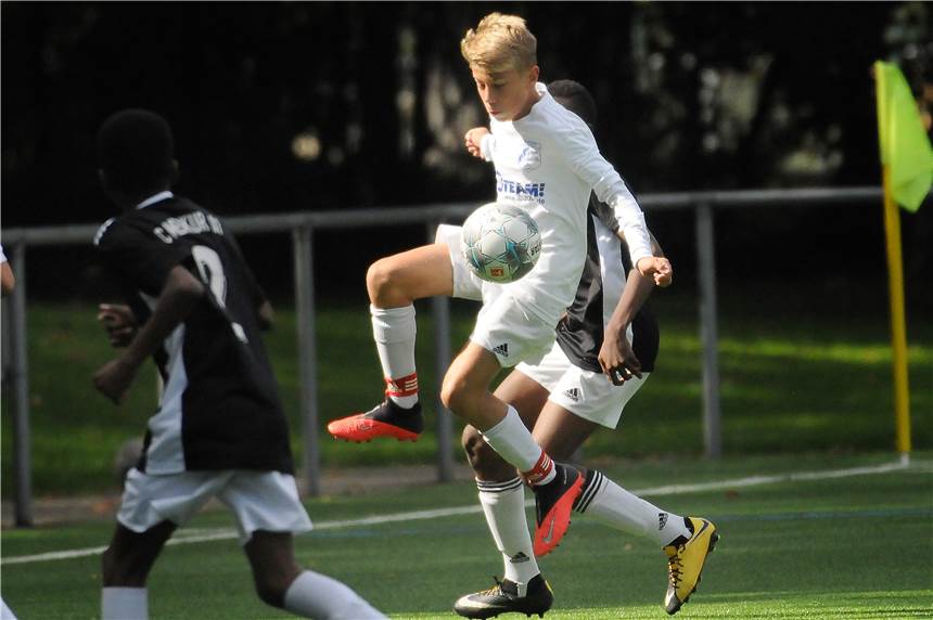 Nachwuchs von Wacker Obercastrop entert die Bezirksliga mit einem Dreier zum Auftakt Gleich im ersten Bezirksliga-Spiel konnten die C-Junioren von Wacker Obercastrop (weiße Trikots) den ersten Sieg einfahren - gegen den FC Merkur Dortmund.