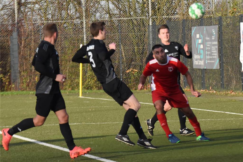 Nach Jahren religiöser Verfolgung und Genozid: Iraker findet bei Eintracht Waltrop Anschluss Gleich im ersten Spiel erzielte Sameer Hassan Saleh sein erstes Tor für Eintracht Waltrop. In dieser Szene köpft er den Ball ins Tor.