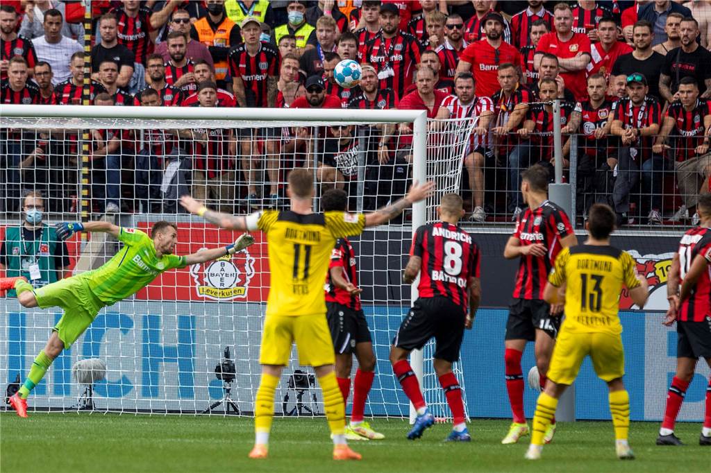 Flugeinlage, Dropkick, Solo: Das sind die fünf schönsten BVB-Tore der Hinrunde Gleich klingelt‘s: Raphael Guerreiro trifft per Freistoß gegen Bayer Leverkusen.
