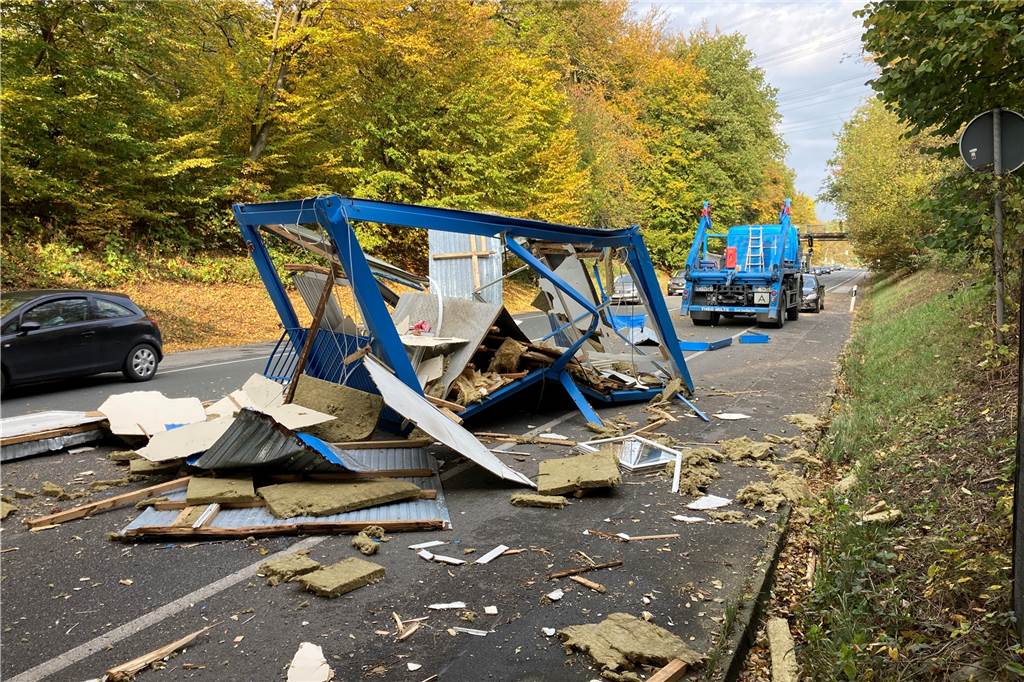 Das waren die sieben spektakulärsten Einsätze 2021 von Feuerwehr und Polizei Gleich mehrere LKW fuhren 2021 gegen die Eisenbahnbrücke über der B235.