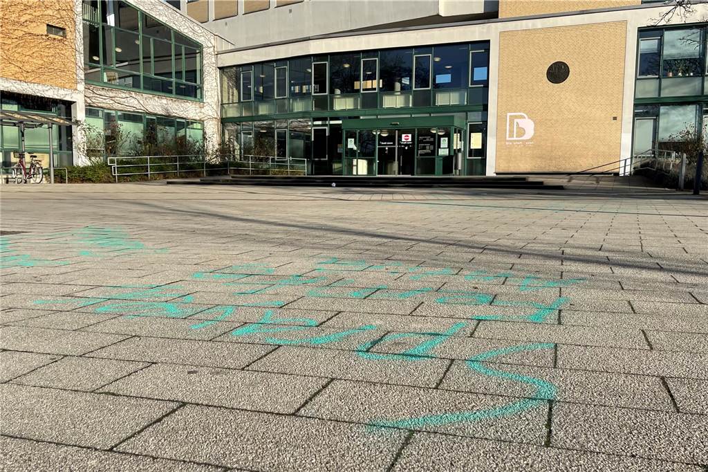 Gleich mehrere türkisfarbene Schriftzüge wurden auf den Vorplatz des Rathauses gesprüht.