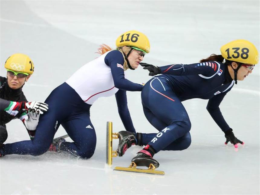 Li Jianrou holt Shorttrack-Gold für China Gleich nach dem Start stürzt Elise Christie (l) nach einer Kollison mit Arianna Fontana (M). Foto: How Hwee Young