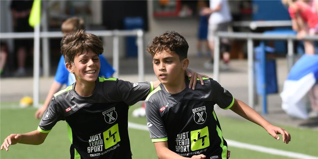 Stadtmeisterschaft der E-Junioren: Trainer stand im Stau, sein Team siegt deutlich Gleich siebenfach hatte die SG Castrop Grund zum Torjubel im Finale gegen den VfB Habinghorst um die Stadtmeisterschaft der E-Junioren. Nach zehn Minuten schien das Spiel entschieden.