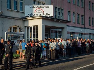 Gleich zu Beginn der Versammlung gab es heftige Proteste, als der Saal wegen Überfüllung geschlossen wurde. 