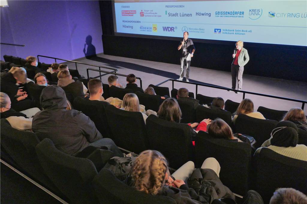 Liga: Lüner sehen positive Signale, etwas für die Zukunft zu verändern Gleich zwei Schulvorstellungen und eine im „normalen“ Kinofest-Programm moderierten Dr. Katrin Stückrath und Moderator Piet Fuchs in der Cineworld.