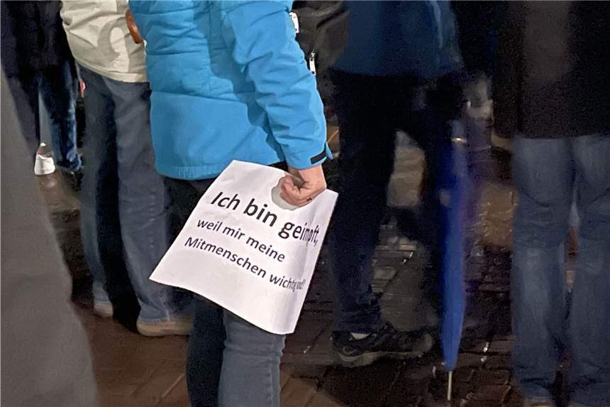 Zwei angemeldete Veranstaltungen: Polizei mit starken Kräften in Olfen Gleich zwei Veranstaltungen gibt es an diesem Dienstagabend in Olfen - zunächst eine Gedenkveranstaltung mit Rede des Bürgermeisters, dann der seit Wochen übliche "Spaziergang".
