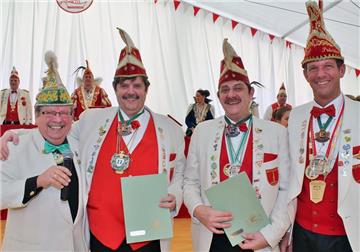 Gleich zweimal konnte Dieter Stanat von der Bundesföderation europäscher Narren an Fritz Rickert und Anton Kormann vom RRZ,  die Meritenmedaille verleihen. Über die Anerkennung seiner Kollegen freut sich RCV-Präsident André Szczseny (v. li.).