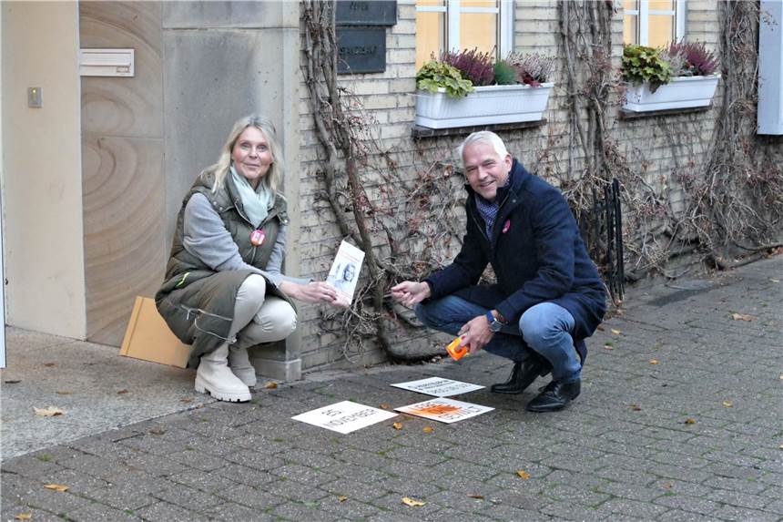 Rathaus Olfen orange angestrahlt: Aktion soll wichtiges Zeichen setzen Gleichstellungsbeauftragte Gabriele Bäcker und Bürgermeister Wilhelm Sendermann bereiten die Aktion gegen Gewalt vor.