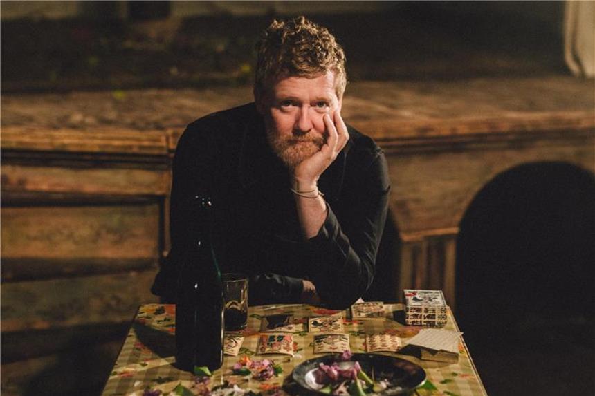 Herzenswärme und Wut: Glen Hansard giftet gegen Trump Glen Hansard - bodenständig und uneitel. Foto: Anti/Dara Munnis