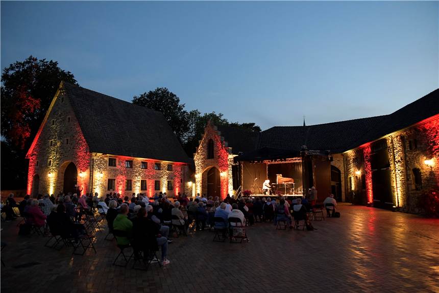 Saxophon-Ensemble und Blues-Band schließen die Opherdicker Sommerbühne Glück hatte in den vergangenen Wochen, wer eines der Konzerte im Rahmen der Opherdicker Sommerbühne bei schönem Wetter unter freiem Himmel verfolgen konnte. Hin und wieder mussten Künstler und Publikum auch in die Scheune wechseln.