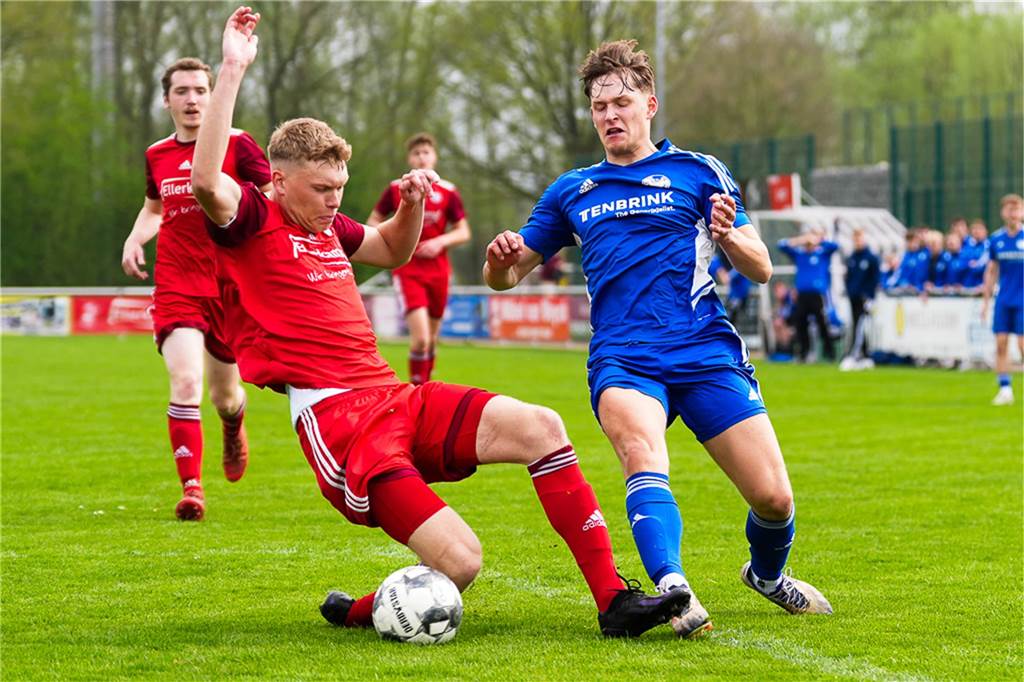 Zweikampf zwischen Matteo Redlich (VfB Alstätte) und Lasse Thier (SuS Stadtlohn)