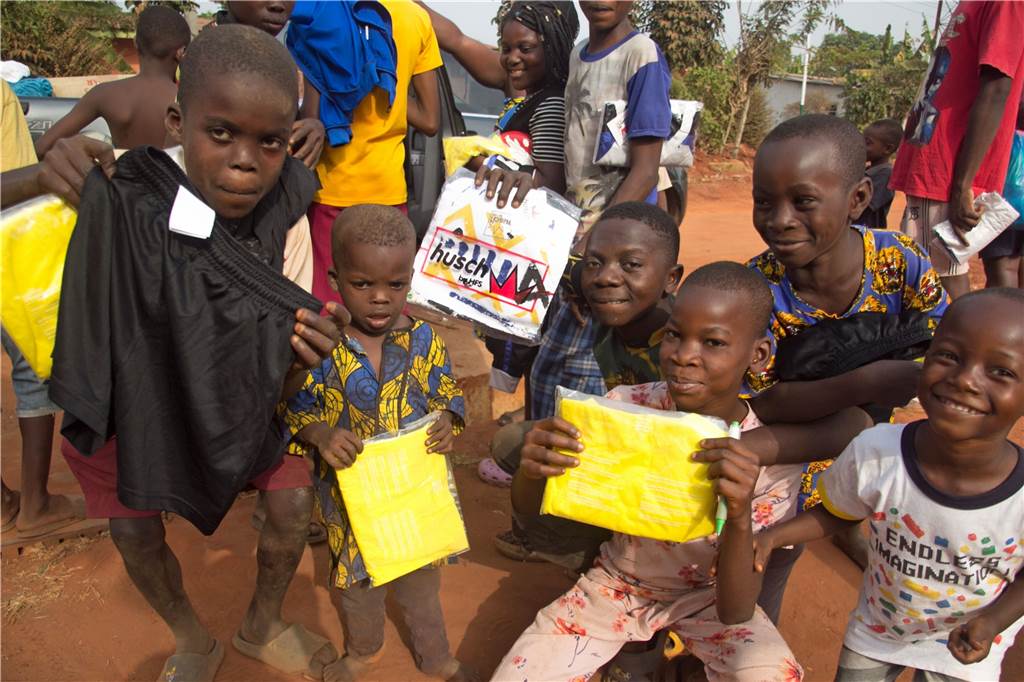Kraftakt von Toni Tuklan und Dietmar Wurst bei Spenden-Aktion Nigeria "Glücklich geht einfach" heißt die Aktion von Dietmar Wurst und Toni Tuklan. Dieses Foto belegt es.
