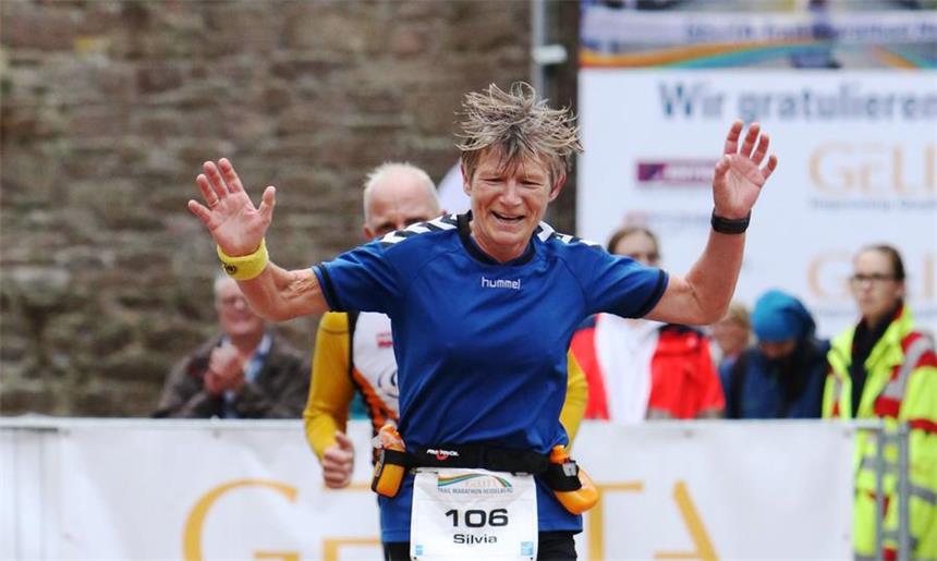 Silvia Rusche erklimmt Heidelberger Himmelsleiter Glücklich, ins Ziel gekommen zu sein: Die Olfener Läuferin Silvia Rusche hat den Trail-Marathon in Heidelberg überstanden und war siebtschnellste Frau.