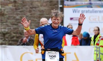 Glücklich, ins Ziel gekommen zu sein: Die Olfener Läuferin Silvia Rusche hat den Trail-Marathon in Heidelberg überstanden und war siebtschnellste Frau.