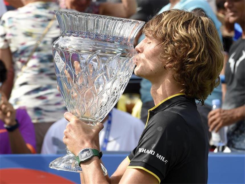 Alexander Zverev weckt Hoffnungen für US Open Glücklich küsst Alexander Zverev in Washington seine Trophäe. Foto: Nick Wass