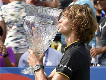 Glücklich küsst Alexander Zverev in Washington seine Trophäe. Foto: Nick Wass