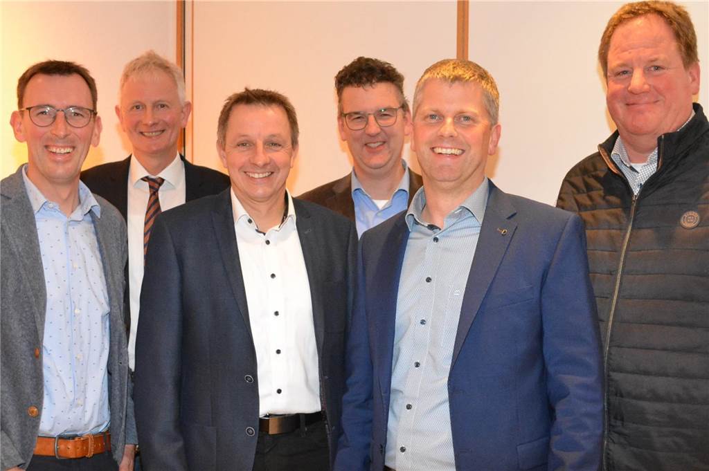 Raiffeisen Münsterland West fusioniert mit Raiffeisen Steverland Stefan Schulze Frenking, Berthold Kreikenberg, Martin Rottmann, Michael Grewe, Felix Große Verspohl-Thiemann und Johannes Schulze Höping lächeln in die Kamera v.l.