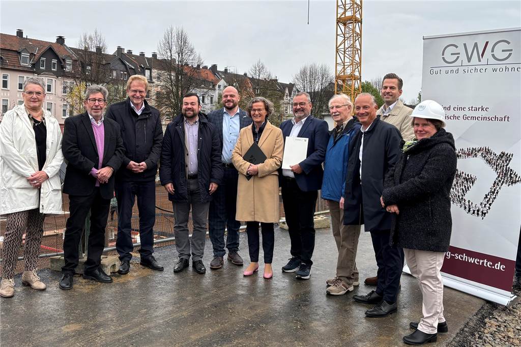 Landesministerin Ina Scharrenbach überreicht Millionen-Förderung Gruppenbild mit Ministerin Ina Scharrenbach in Schwerte-Holzen am Rosenweg.