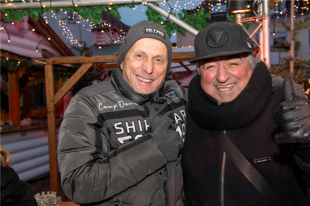 Menschen auf dem Nikolausmarkt in Halterm.
