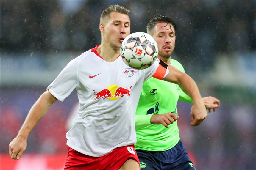 Schalke 04 steht an mehreren Fronten im Abwehrmodus Glücklos: Der Schalker Mark Uth (r.), hier im Duell mit Leipzigs-Abwehrchef Willi Orban, wartet noch immer auf sein erstes Pflichtspieltor für die Königsblauen.