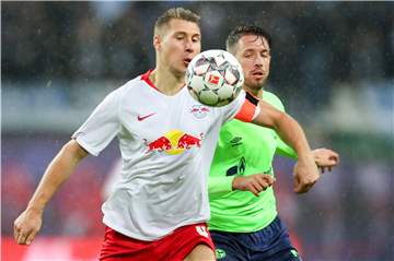 Glücklos: Der Schalker Mark Uth (r.), hier im Duell mit Leipzigs-Abwehrchef Willi Orban, wartet noch immer auf sein erstes Pflichtspieltor für die Königsblauen.