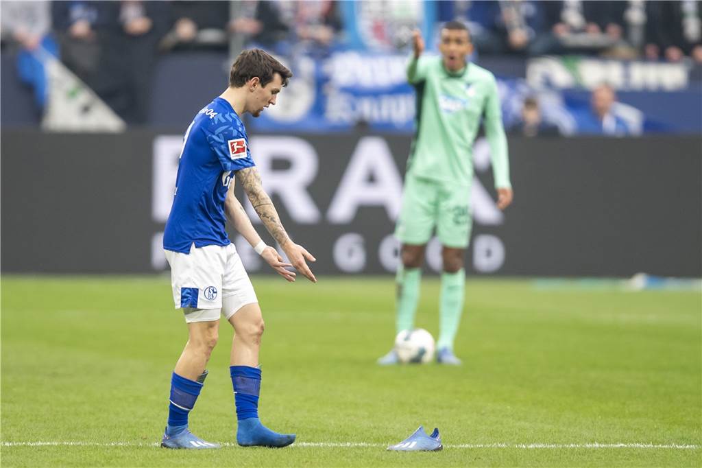 McKennie macht den „Robben“, Burgstaller ackert, bleibt aber torlos Glücklos - und in diesem Fall auch schuhlos: Benito Raman