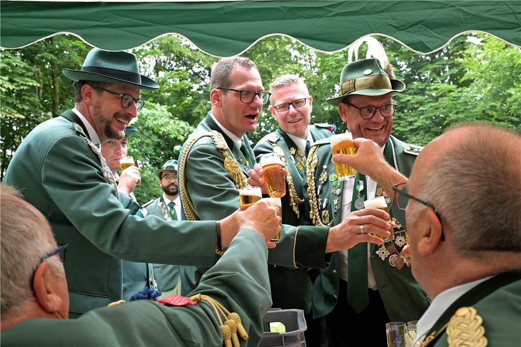 Glückwünsche für den neuen König Michael Biegel.