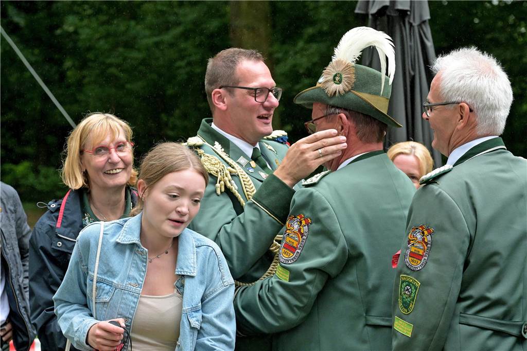 Glückwünsche für den neuen König Michael Biegel.