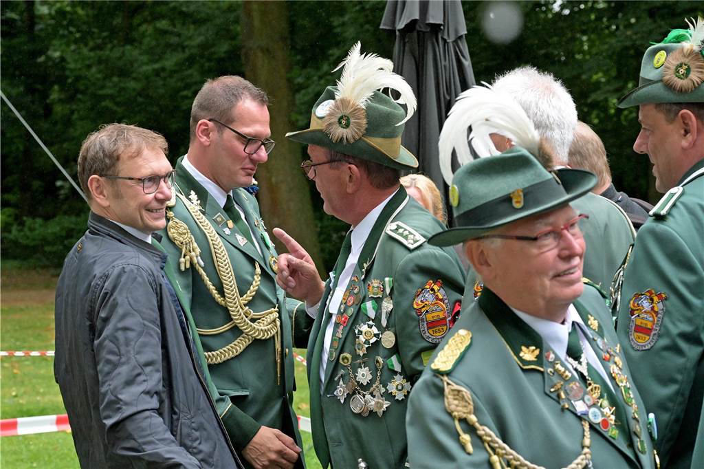 Glückwünsche für den neuen König Michael Biegel.