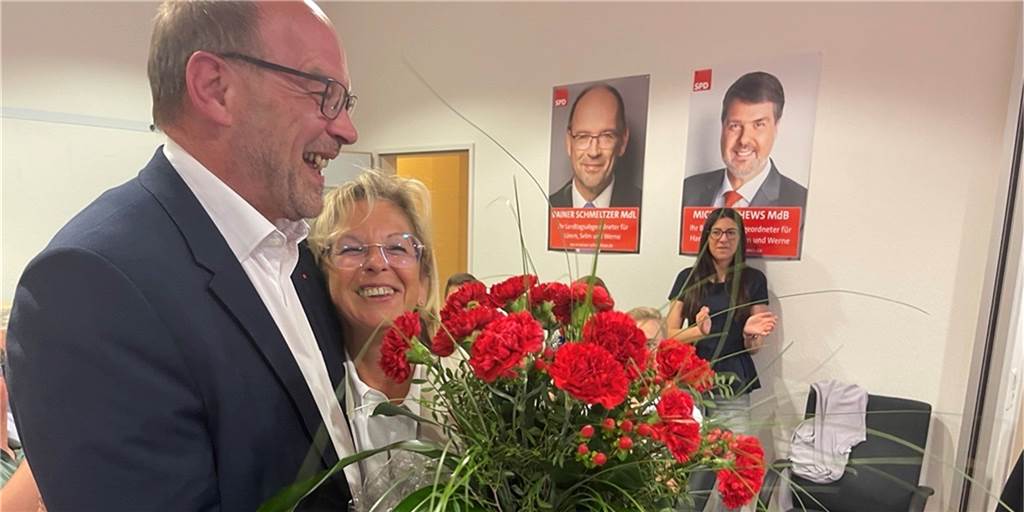 Glückwünsche nimmt Rainer Schmeltzer (SPD) von seiner Frau Renate Schmeltzer-Urban entgegen.