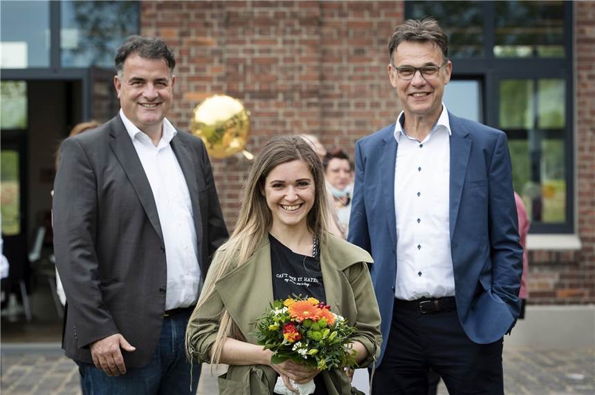 Glückwünsche von den Geschäftsführern Michael Trosdorff (l.) und Norbert Büsch: Ilga Fenger hat erfolgreich die zweijährige Ausbildung zur Bäckerei-Fachverkäuferin absolviert.
