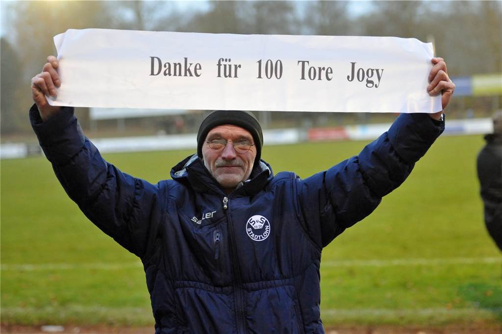 Torjäger seit 2005: Beim SuS Stadtlohn ist einer der klare König Glückwünsche zum 100. Treffer für den SuS gab es im Dezember 2014 auch von Betreuer Theo Vennemann.