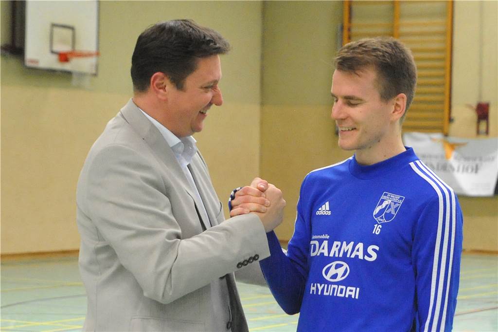 Glückwunsch an den neuen Hallenstadtmeister: Rajko Kravanja (l.) beglückwünscht Kapitän Moritz Budde vom SV Wacker Obercastrop.