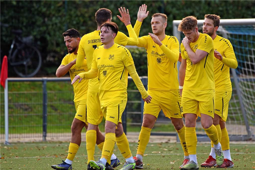 Spieler des SV Dorsten-Hardt gratulieren Torschütze Nico Genieser