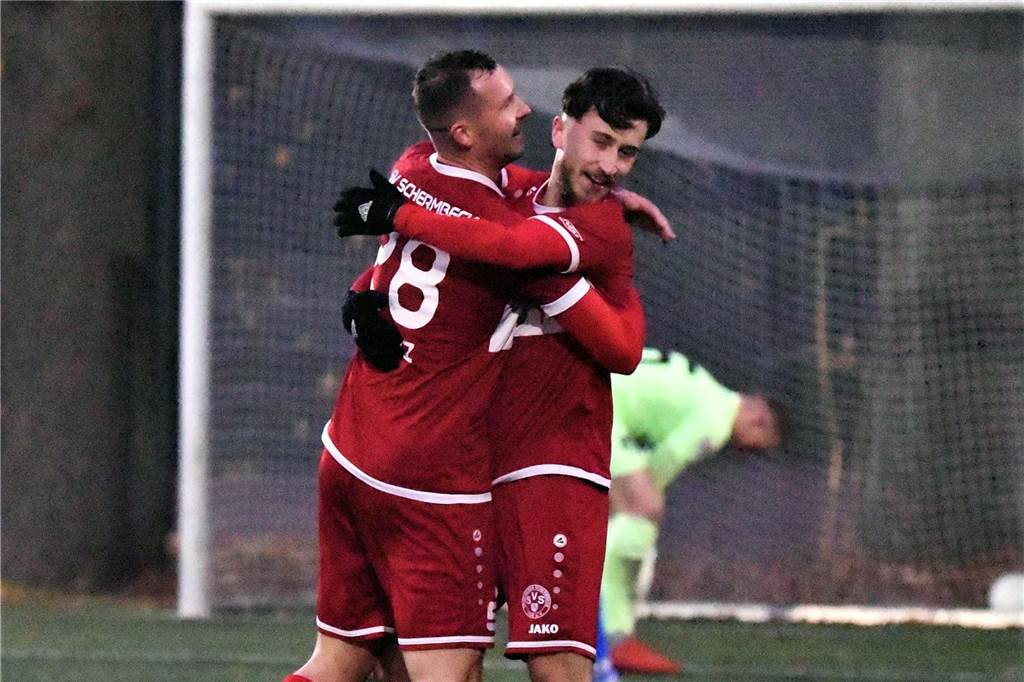 Ambitionen untermauert: SV Schermbeck haut noch mal einen raus Michael Smyakcz (l.) feiert mit Tolga Özdemir (r.) dessen dritten Treffer.