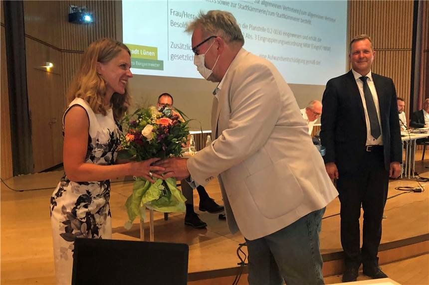 Schwerter Kämmerin Bettina Brennenstuhl (39) wird Kämmerin und Erste Beigeordnete in Lünen Glückwunsch vom Vorsitzenden der größten Fraktion Michael Haustein (SPD) für die neue Kämmerin und Erste Beigeordnete Bettina Brennenstuhl.