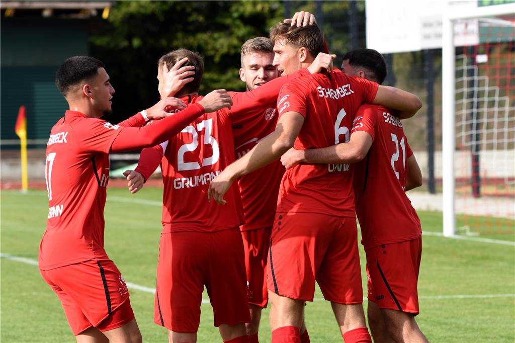 Neuzugang aus der Regionalliga schlägt beim SV Schermbeck ein: Yavuzaslan: „Zu Höherem berufen“ Spieler des SV Schermbeck gratulieren Kevin Schacht zum Torerfolg