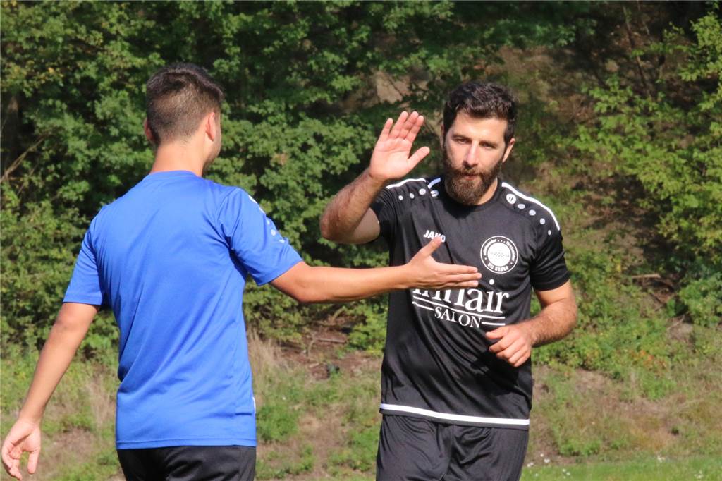 Kamens Edel-Offensive schießt sich mit Motivationsbild an die Tabellenspitze Glückwunsch zum dritten Tor: Mehmet Kara (rechts) traf in Pelkum dreifach.