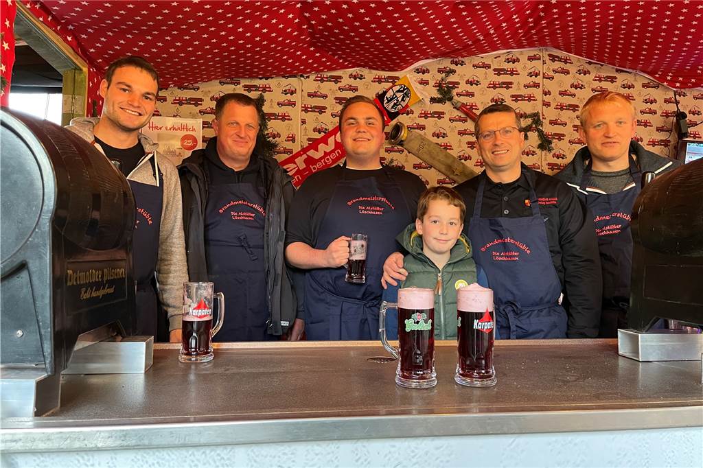 Glühbier läuft am besten sagen die Jungs der Freiwilligen Feuerwehr. Aber am Samstagnachmittag läuft auch normales Bier und der kleine Brandstifter ganz gut schmunzelt die Gruppe. 