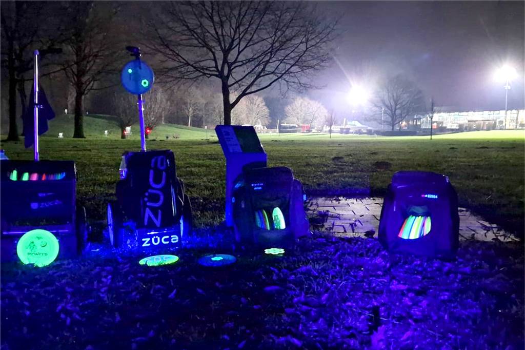 Disc-Golfer erobern das Aquahaus jetzt auch bei Dunkelheit Glühende Wurfscheiben, LED-Beleuchtung und Flutlicht: Bei der Aquahaus Dark Series wird Disc Golf im Dunkeln gespielt. Wurfscheiben können sich Anfänger übrigens auch immer im Aquahaus ausleihen.