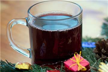 Glühwein gehört zum Glitzerwald.