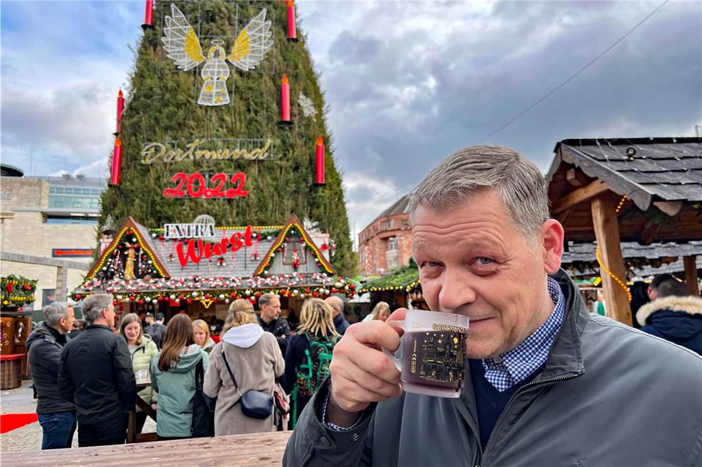 Wie schmeckt der Glühwein des Weihnachtsmarkts? Die große Übersicht Glühwein-Tester Kai Kober bei seiner Verkostungs-Runde über den Dortmunder Weihnachtsmarkt