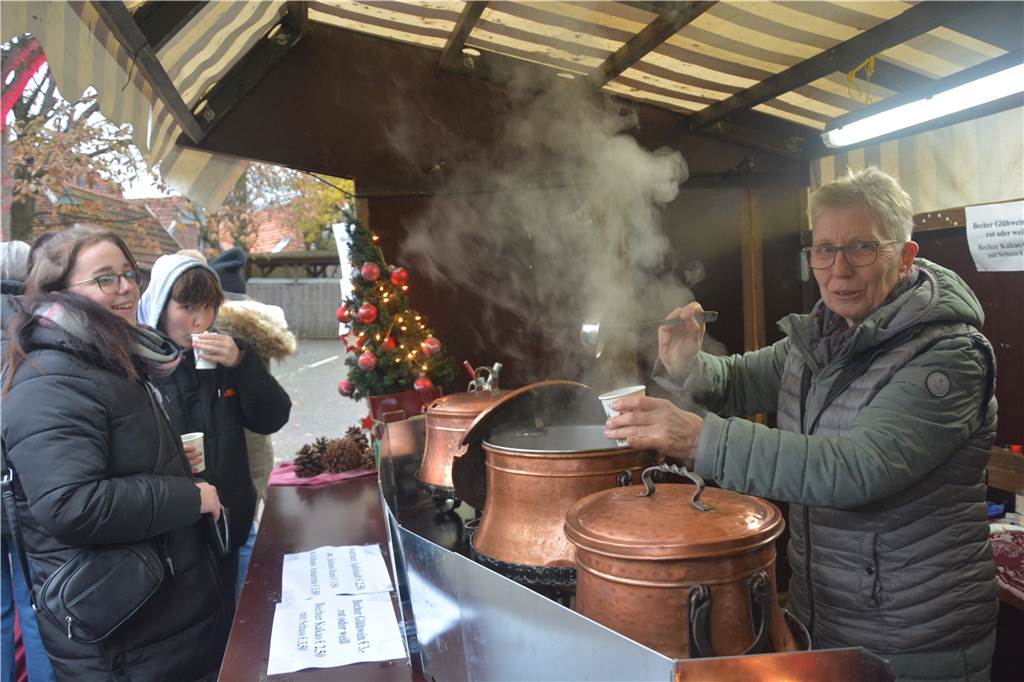 Adventstreff Oeding: Buntes Angebot lockt viele Besucher in das Grenzdorf Glühwein und Kakao: Heiß hilft gegen kalt.