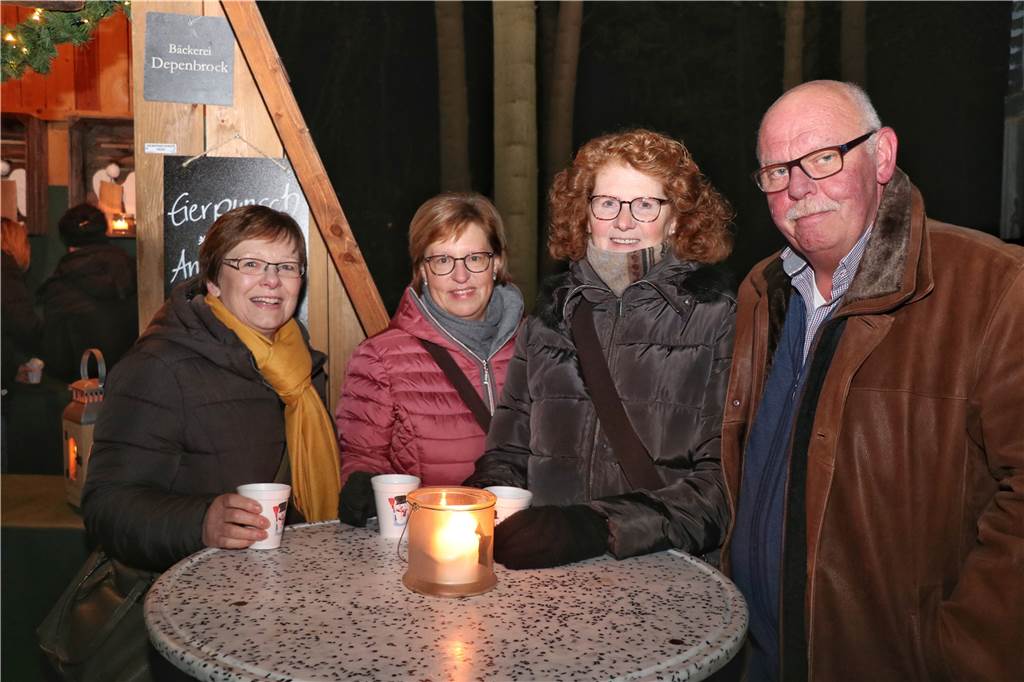 Glühwein und Punsch schmeckten an diesem kalten Abend besonders gut.