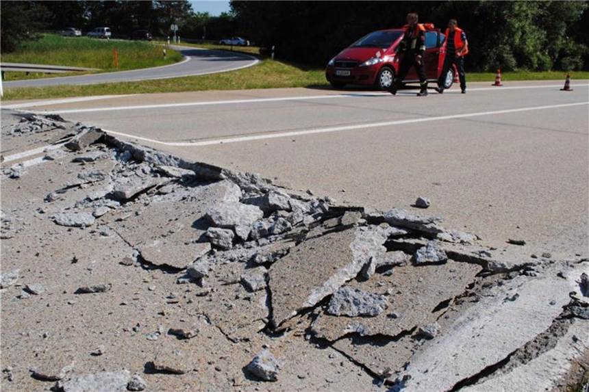 Tempolimits bei Blow-ups unbedingt einhalten Gluthitze ist auch für die Straßen ein Härtetest. Platzt die Fahrbahn auf, können schlimme Unfälle passieren. Foto: Walter Dennstedt/mittelbayerische.de/Archiv