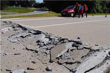 Gluthitze ist auch für die Straßen ein Härtetest. Platzt die Fahrbahn auf, können schlimme Unfälle passieren. Foto: Walter Dennstedt/mittelbayerische.de/Archiv