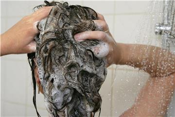 Glycerin ist häufig in Shampoos und Spülungen enthalten. Foto: Patrick Pleul