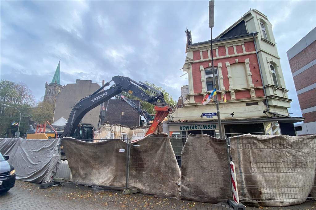 Tempo auf der Baustelle: Grünes Licht für Wohnungsbau in Dortmund Gnadenlos frisst sich der Bagger durch die alten Häuser und macht sie nach und nach dem Boden gleich.