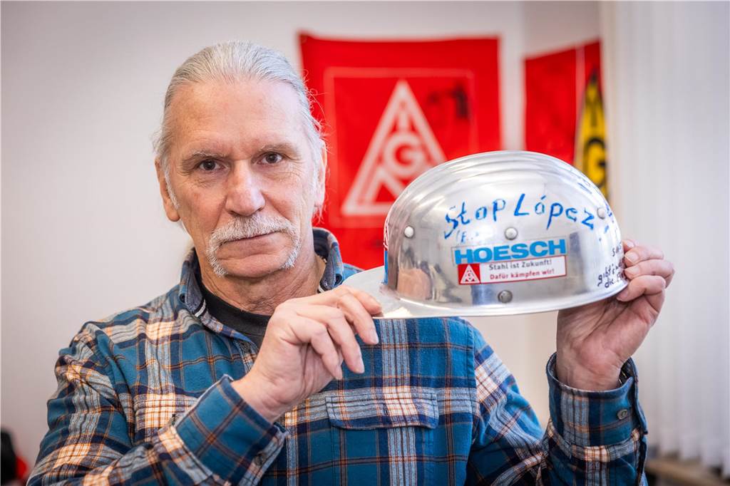 Gnatowski steht mit seinem alten Helm von Hoesch in seinem Betriebsratsbüro auf der Westfalenhütte.